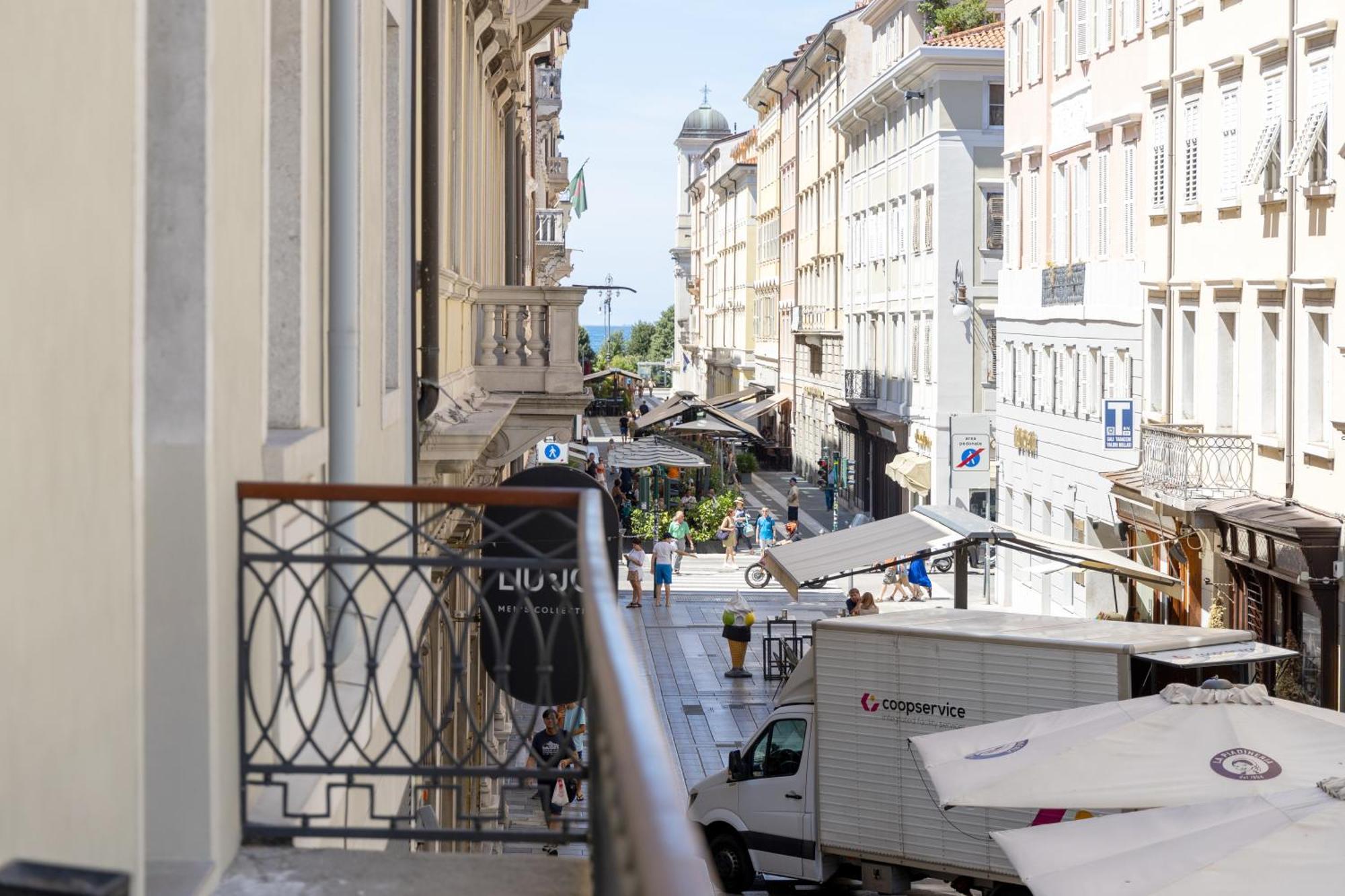 Teatro Romano Exclusive Suites Trieste Bagian luar foto
